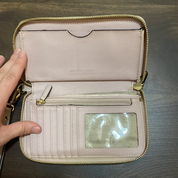 Light pink Michael Kors wallet zip close w wrist strap - Picture 2 of 4